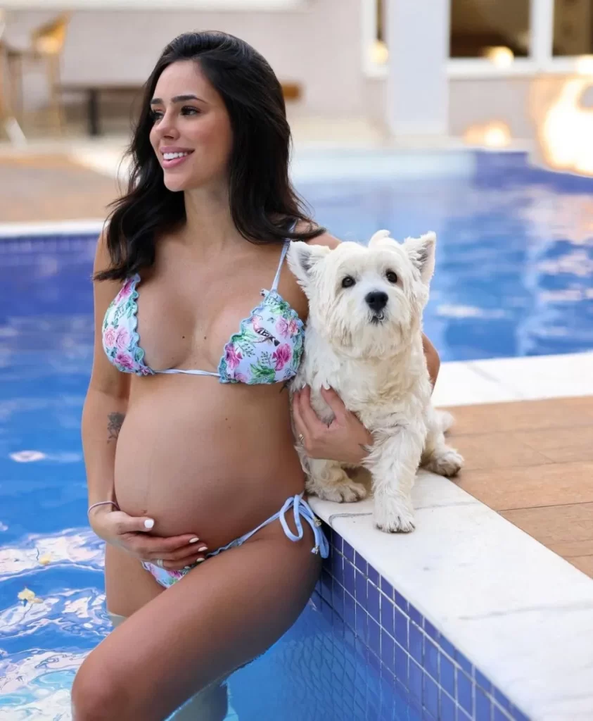 Bruna Biancardi posando com a barriga de grávida