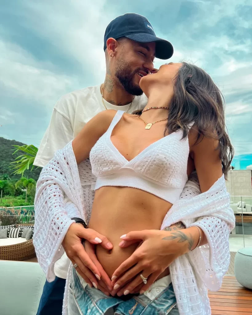 Foto de Neymar e Bruna Biancardi ao anunciar a gravidez