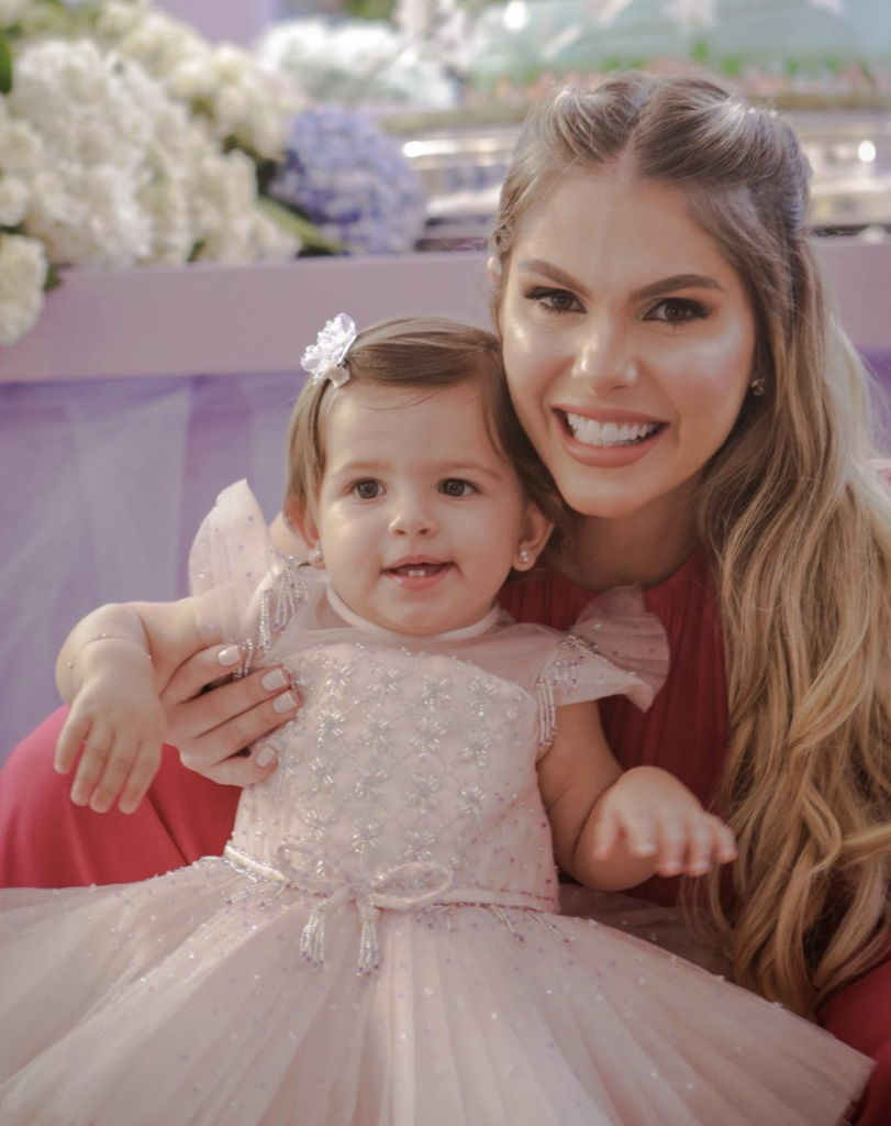 Bárbara Evans e filha fruto de fertilização in vitro